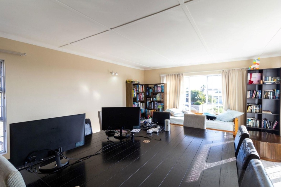 8 Bedroom Property for Sale in Middedorp Western Cape